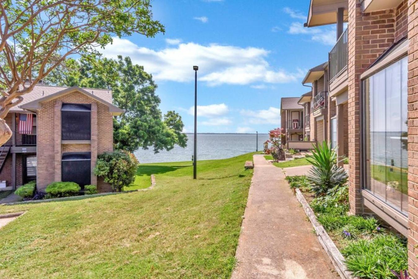 Modern Designed, Lakefront Home In غارلاند المظهر الخارجي الصورة
