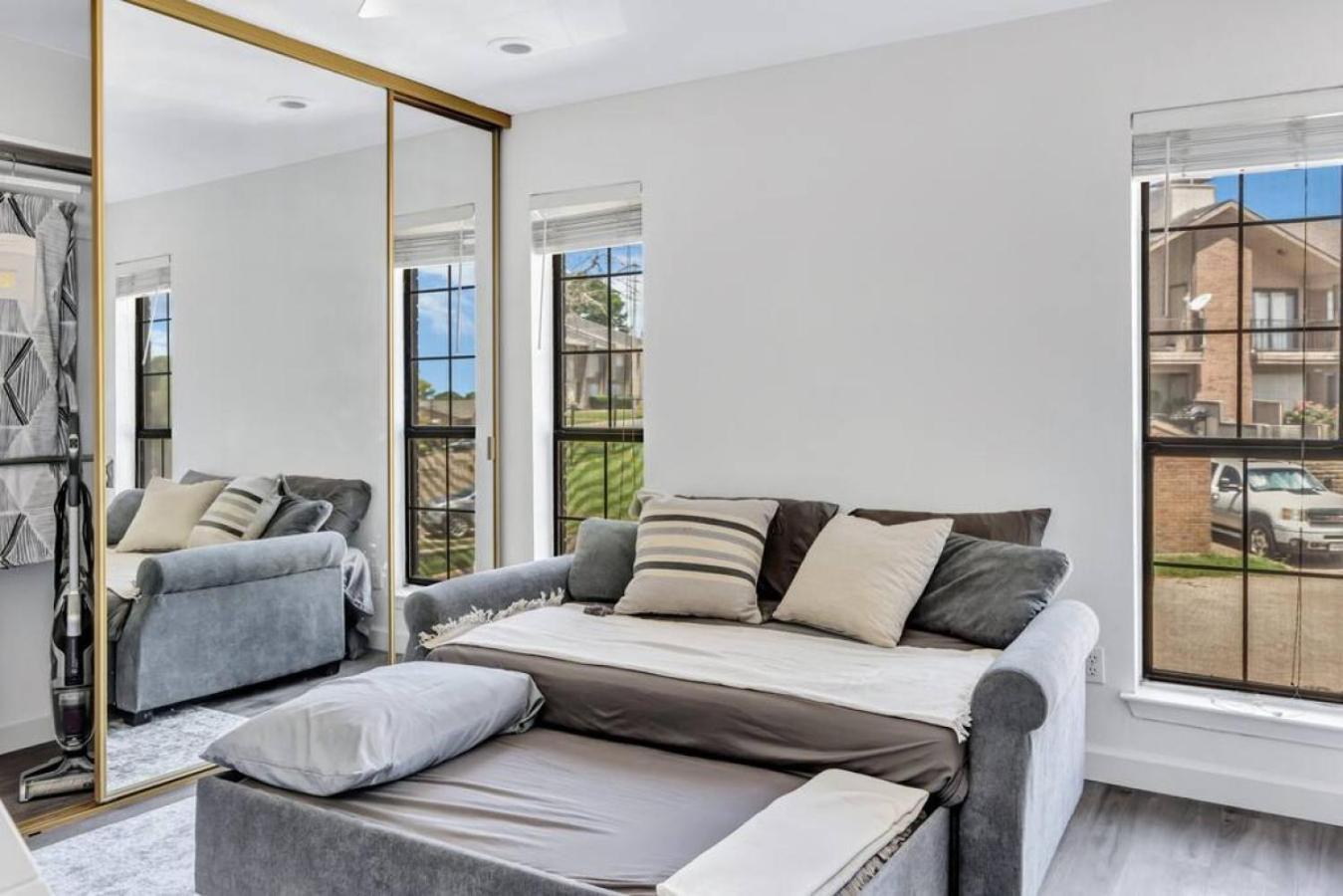 Modern Designed, Lakefront Home In غارلاند المظهر الخارجي الصورة
